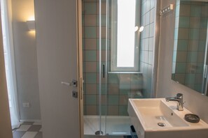 Habitación doble, balcón, vistas a la ciudad (Green) | Baño | Ducha, secador de pelo, zapatillas y bidé