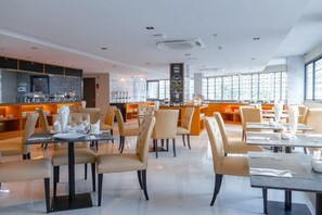 Breakfast, lunch, dinner served; international cuisine - GLOW INN South Pattaya (Pattaya)