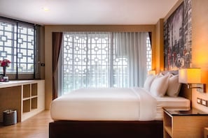 Caixa forta a l'habitació, cortines opaques i planxa i posts de planxar