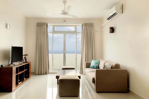 3-Bedroom Apartment | Área de sala de estar | Smart TV de 43 pulgadas con canales por cable y televisión