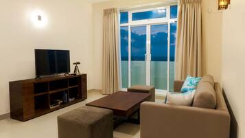 3-Bedroom Apartment | Ruang tamu | 43 inci sebuah televisyen pintar dengan kabel, TV