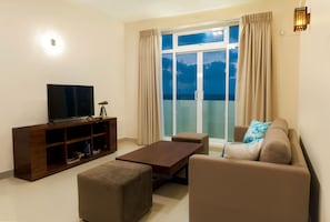 3-Bedroom Apartment | Área de sala de estar | Smart TV de 43 pulgadas con canales por cable y televisión 