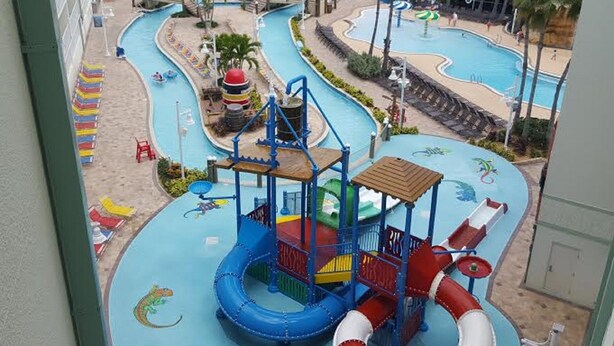 Ein Wasserpark mit mehreren Rutschen, Pools und einem Spielbereich.