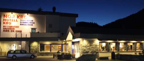 Façade de lâhĂ©bergement â soirĂ©e/nuit