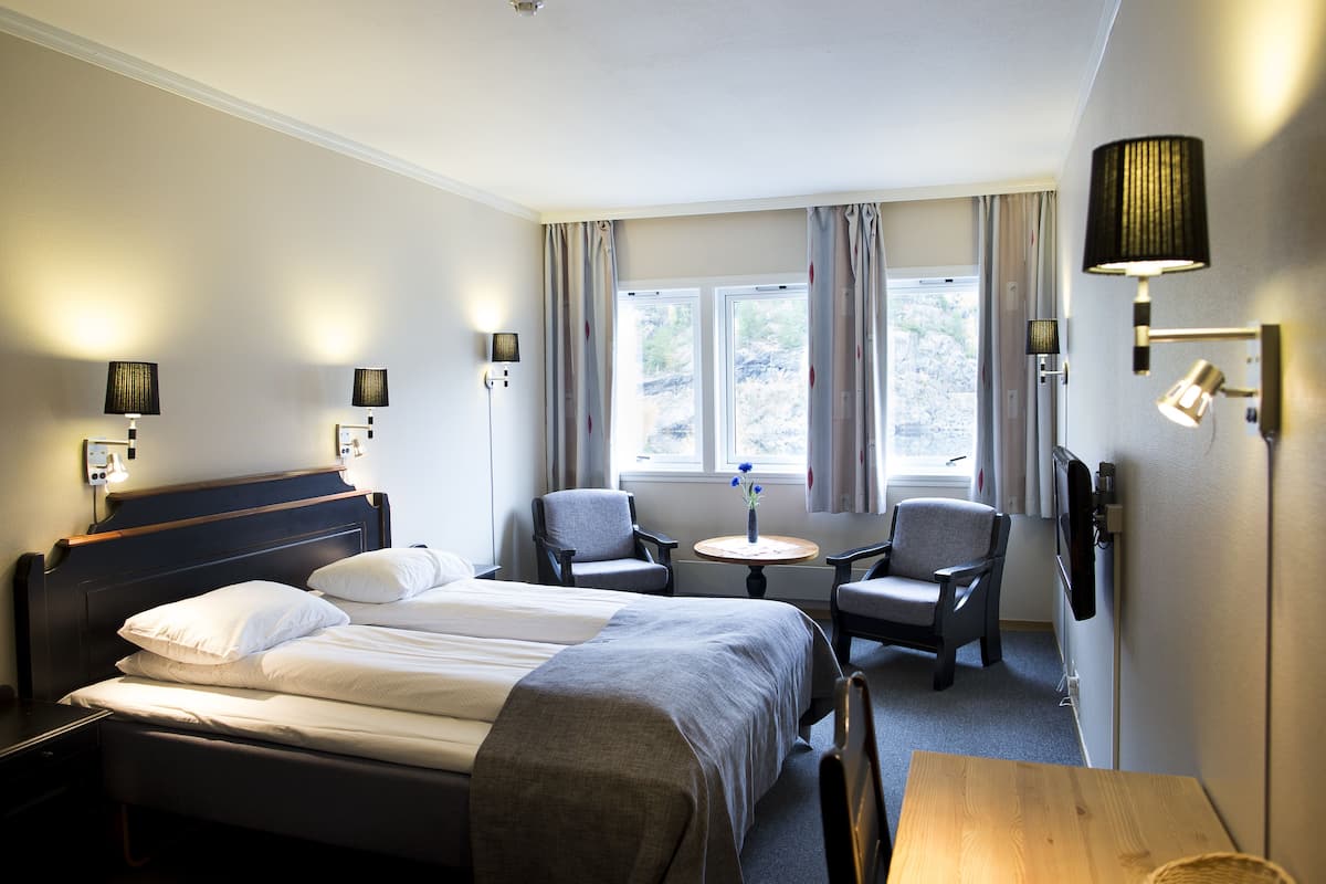 Double Room, Non Smoking | Desk, soundproofing, iron/ironing board, cribs/infant beds