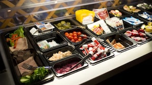 A buffet with various food items and condiments. - Motell Nor-Kro (Nes)