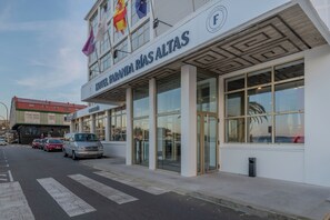 A hotel named 'Hotel Faranda Rías Altas' with a modern facade, large windows, and a visible street view.