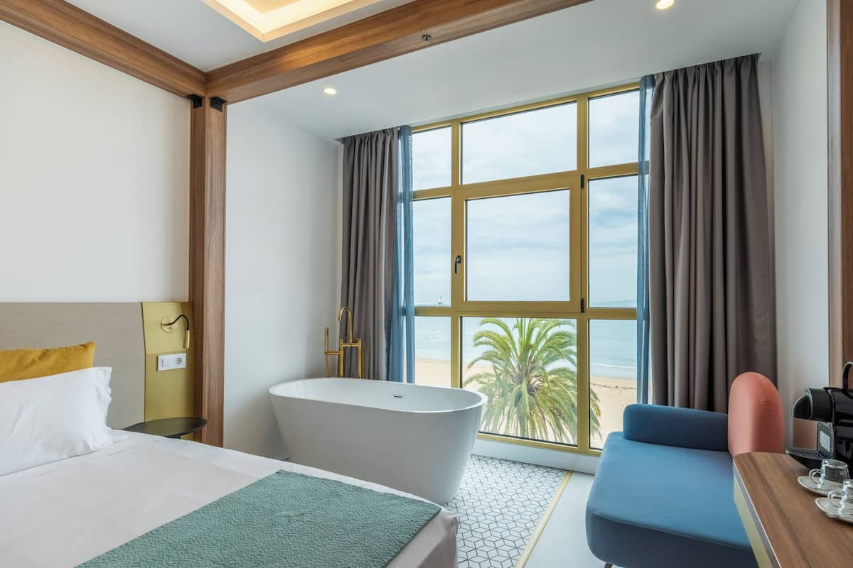 Phòng, 1 giường cỡ king, không hút thuốc | Minibar, két bảo mật tại phòng, bàn, màn/rèm cản sáng 