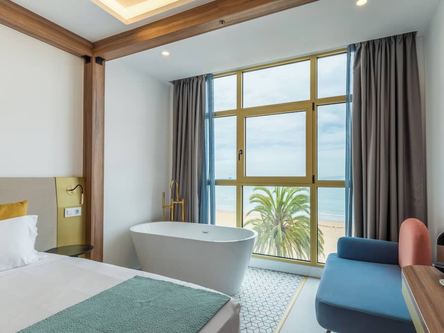 Room, 1 King Bed, Non Smoking | Minibar, in-room safe, desk, blackout drapes