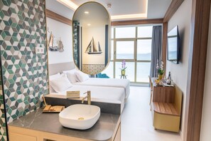 1 King Bed, Superior Room, Sea View | Minibar, in-room safe, desk, blackout curtains - Hotel Faranda Rias Altas, Ascend Hotel Collection (Oleiros)