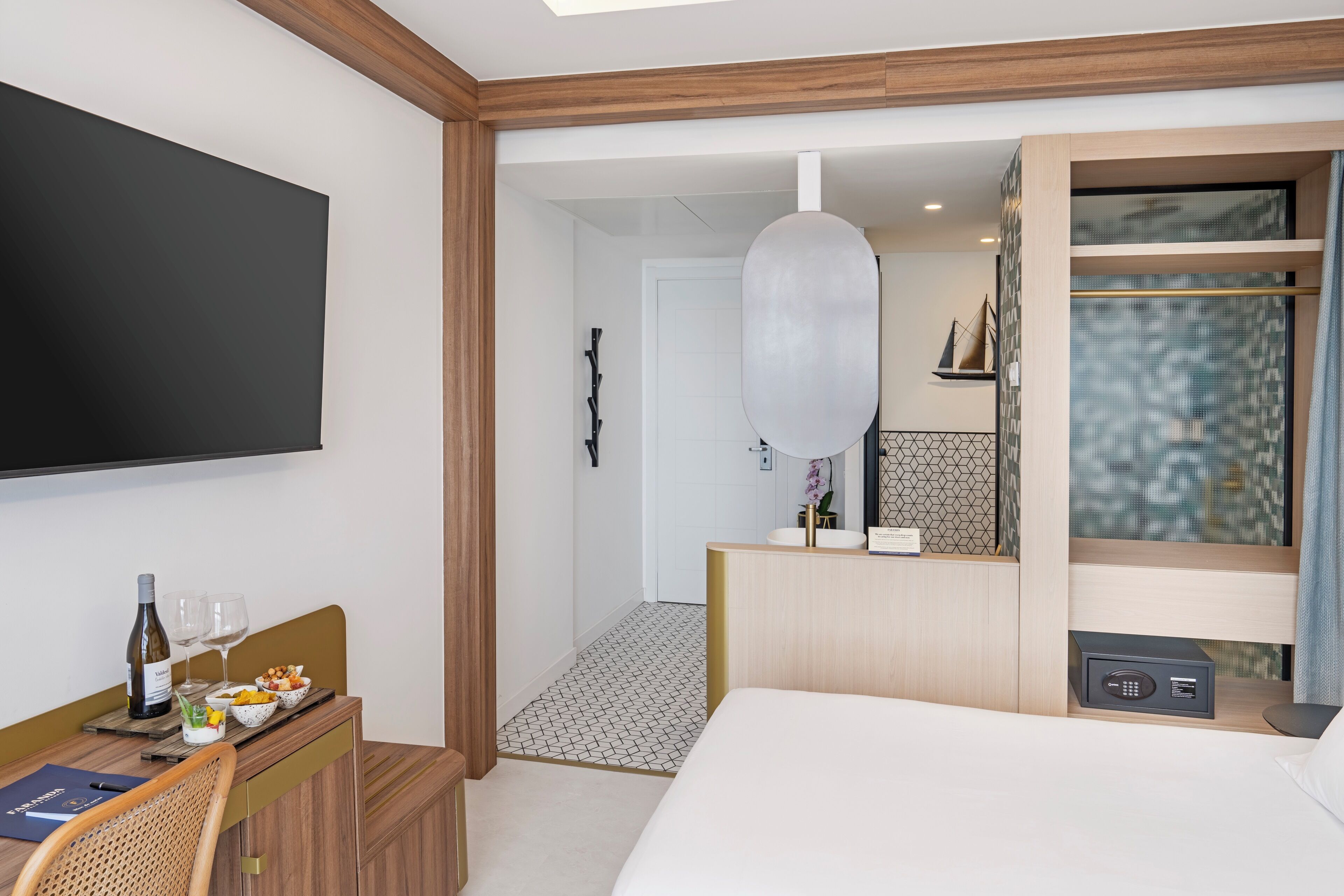 2 single beds, superior room, sea view | 1 bedroom, minibar, in-room safe, desk