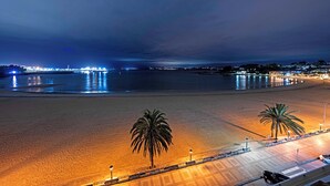 A beach with palm trees and a paved walkway. - Hotel Faranda Rias Altas, Ascend Hotel Collection (Oleiros)