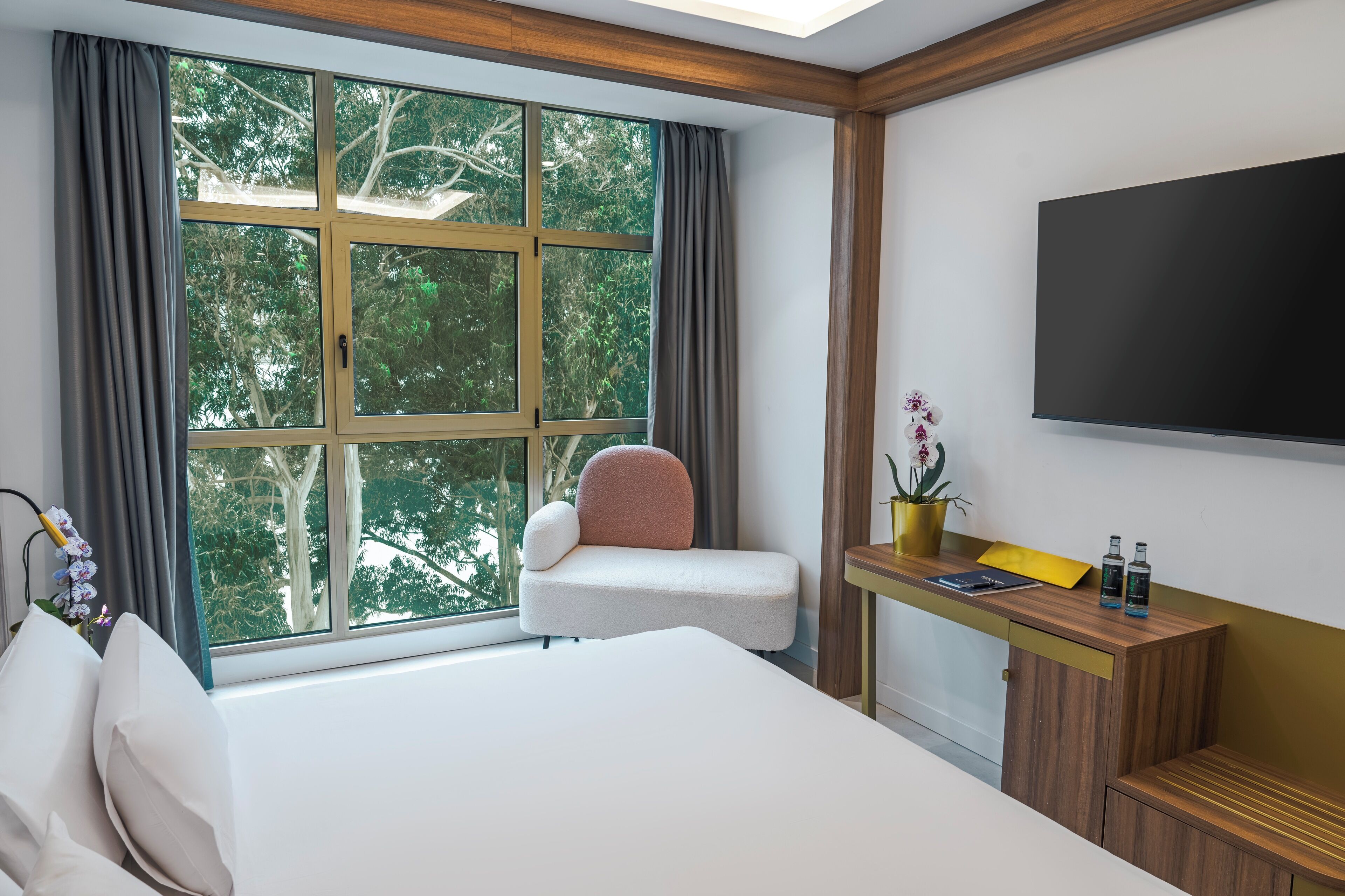 2 single beds, superior room, river view | 1 bedroom, minibar, in-room safe, desk