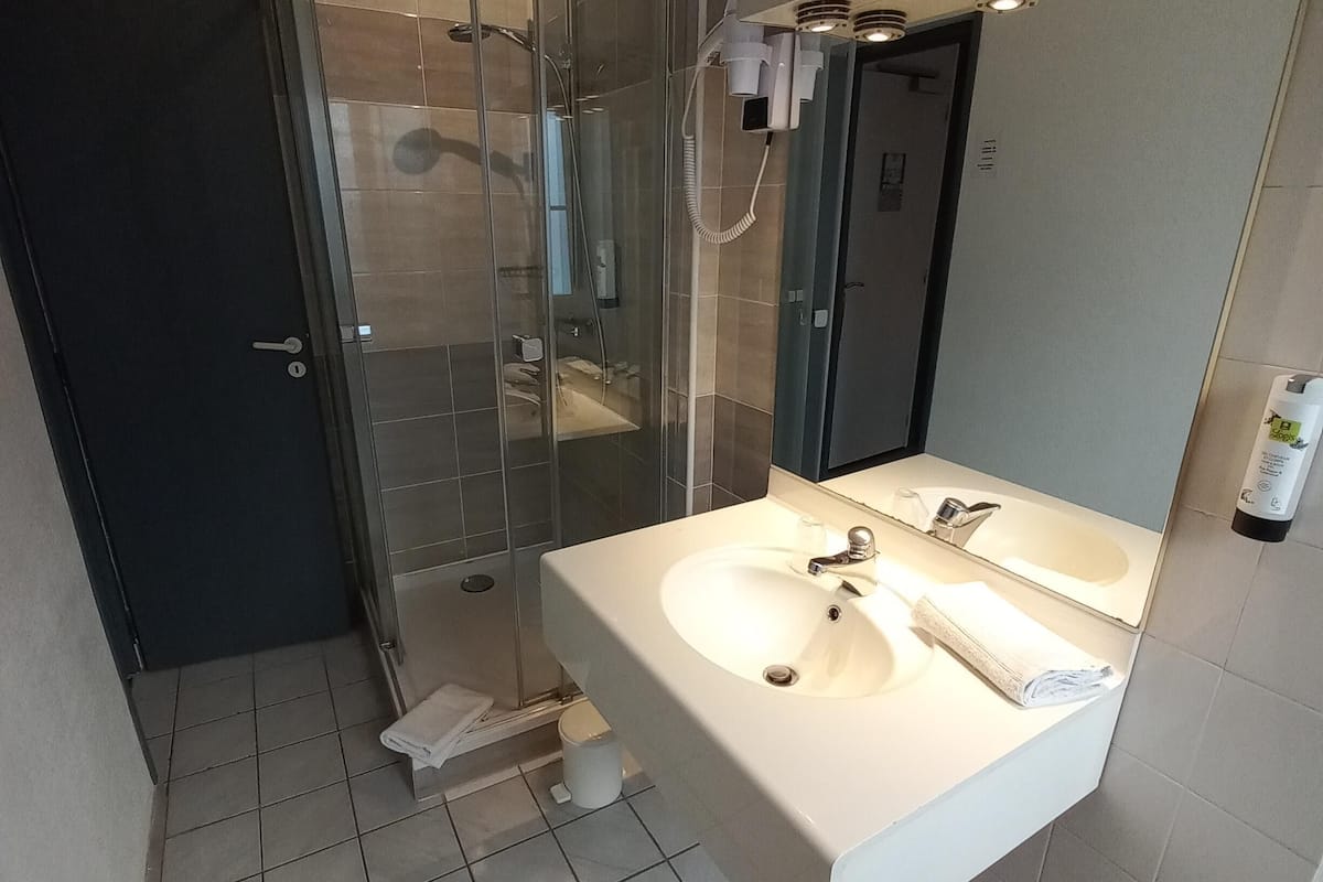 double room, 1 double bed, non smoking | bathroom | shower, free toiletries, hair dryer, towels