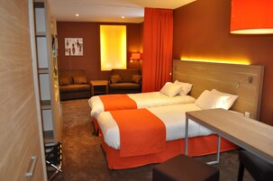 Decoración personalizada, muebles diferentes y escritorio 