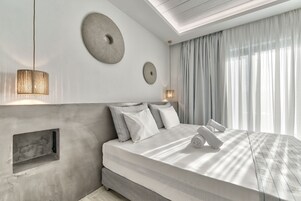 Un dormitorio moderno con una cama grande, un tragaluz y vistas al exterior.