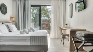 Een moderne hotelkamer met een groot bed, een bureau, een stoel en een koffer.