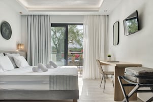 Ropa de cama de alta calidad y caja de seguridad en la habitación