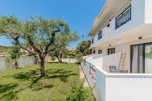 Outdoor dining - Dannas Boutique Apartments (Zakynthos)