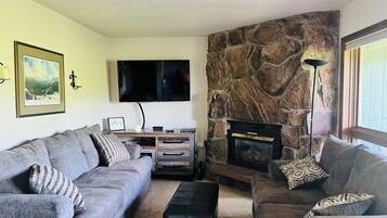 Una Smart TV, una chimenea