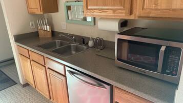 Køleskab, mikrobølgeovn, ovn, kogeplade