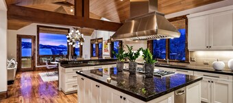 Winter or Summer Large Family Home - Walk to Gondola or Aspen Village Ammenities