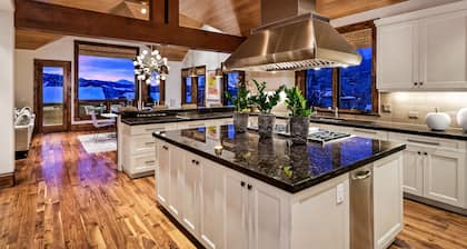 Winter or Summer Large Family Home - Walk to Gondola or Aspen Village Ammenities