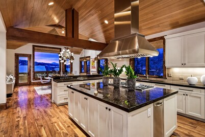 Winter or Summer Large Family Home - Walk to Gondola or Aspen Village Ammenities