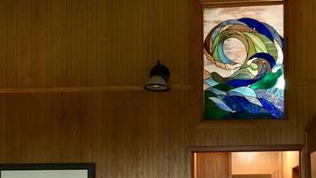 Televisión, chimenea, reproductor de DVD y libros