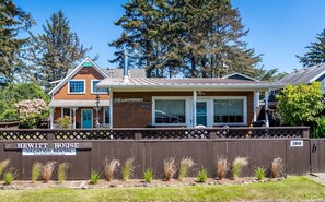 Exterior - Short walk to the beach! 2 bedrooms, quiet neighborhood,  fenced yard & WiFi (Seaview)