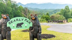 Deux statues d’ours tenant une pancarte sur laquelle on peut lire « BEARLY PAR », avec un symbole de balle de golf.
