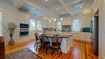 ثلاجة، ميكروويف، فرن، موقد طهي مسطح