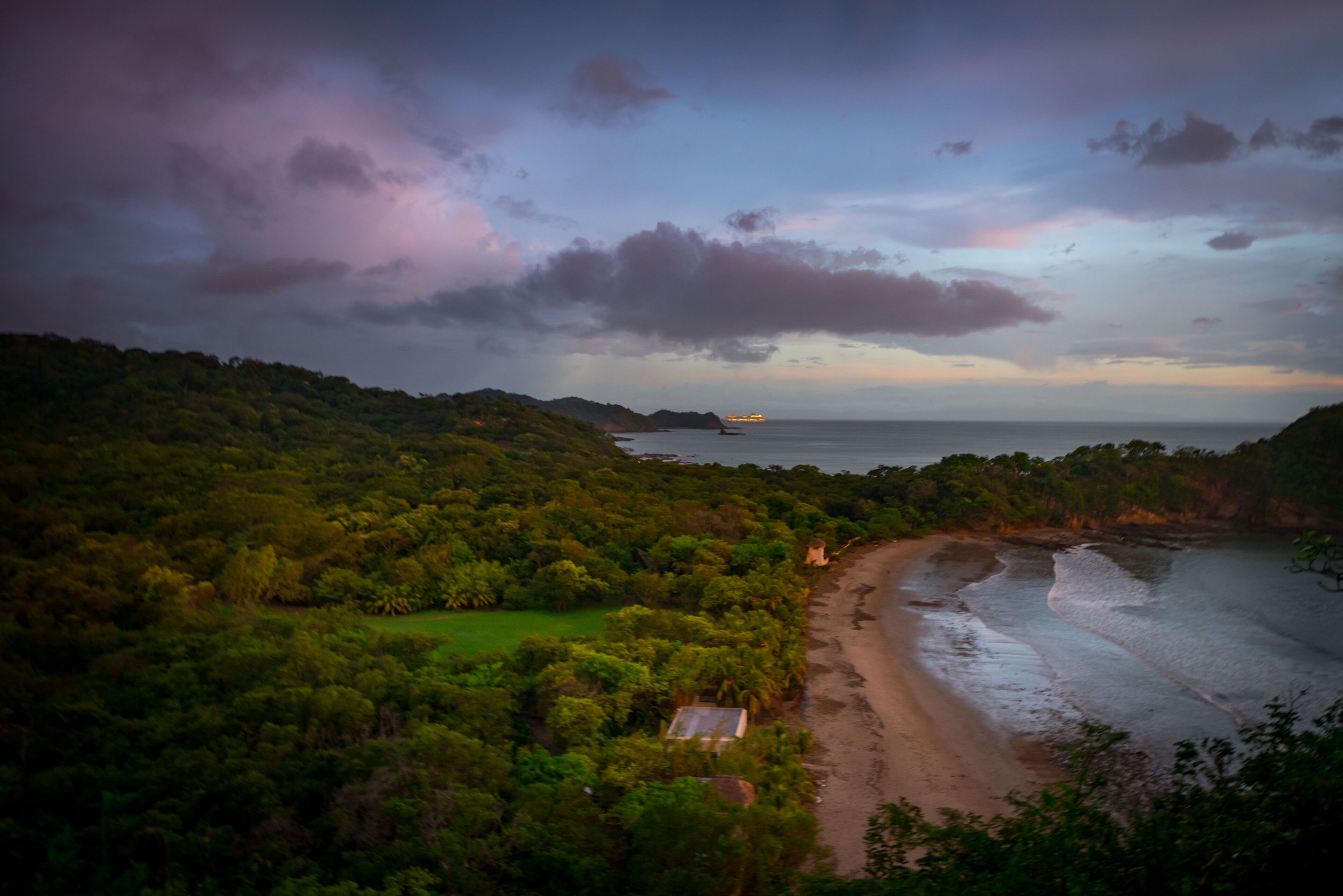 Rannalla, aurinkotuoleja, rantapyyhkeitä
