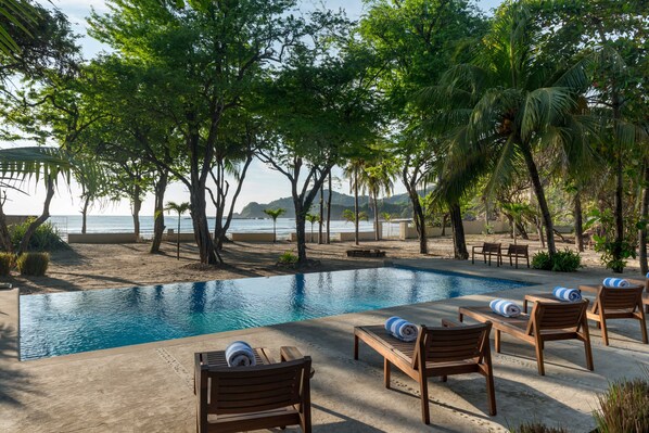 Piscine à débordement