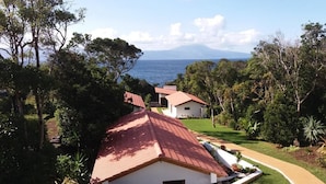 A residential area with houses, a pathway, and a view of the ocean. - Villas Casteletes-bangalow Sea View (Velas)