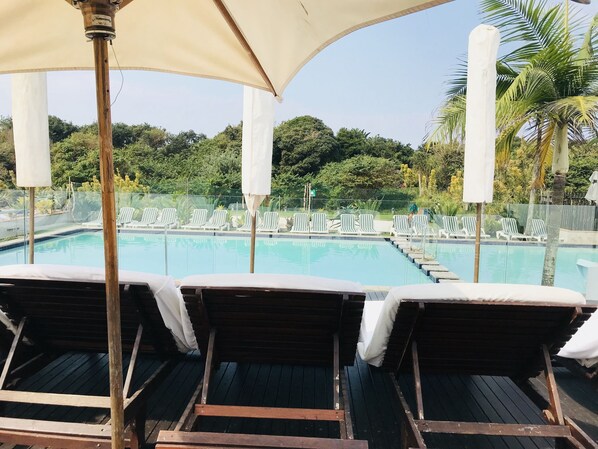 4 outdoor pools, pool umbrellas, pool loungers