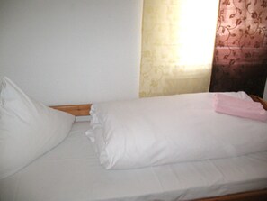 Triple Room | Cribs/infant beds, rollaway beds, free WiFi, bed sheets