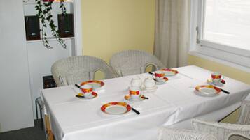 Daily continental breakfast (EUR 8.50 per person)