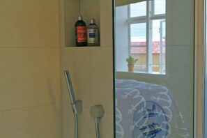 Shower, free toiletries, hair dryer, towels - Hótel Egilsen (Stykkisholmur)