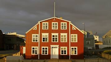 Vista frontal de la propiedad