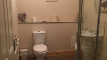 Family Apartment, Multiple Beds, Non Smoking | Bathroom | Shower