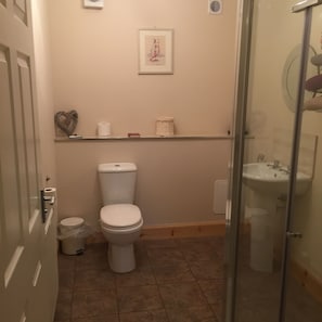 Family Apartment, Multiple Beds, Non Smoking | Bathroom | Shower - Ardbrae Apartment (Inverness)