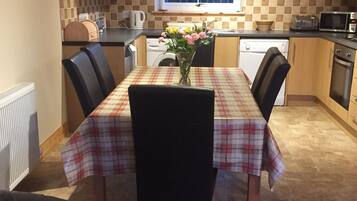 Family Apartment, Multiple Beds, Non Smoking | In-room dining