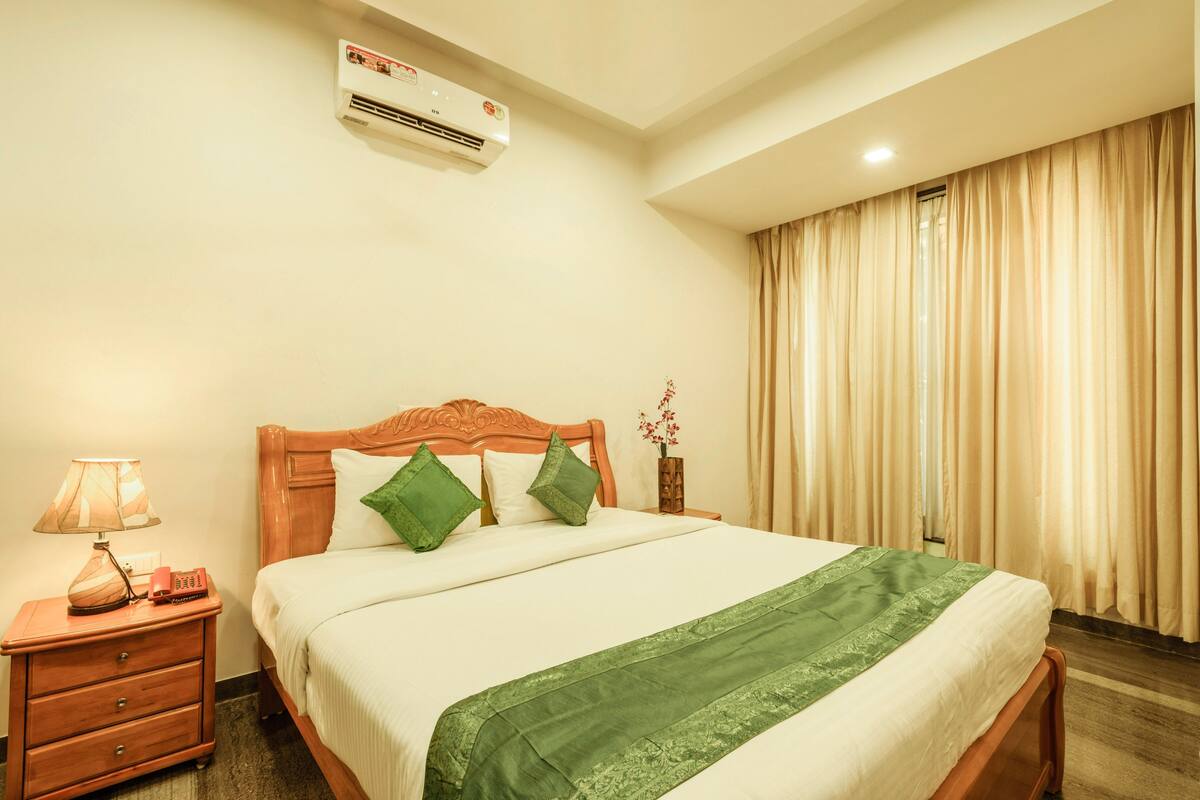 Iron/ironing board, free WiFi, bed sheets