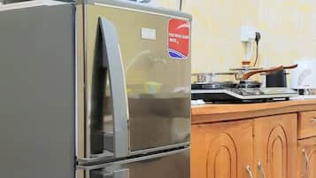 Refrigerador, microondas, parrilla de estufa y cafetera y tetera
