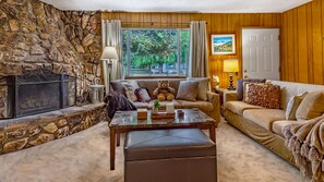 Een smart-tv, een open haard, een dvd-speler en een tafeltennistafel