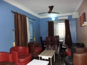 Enjoy a comfortable stay with a ceiling fan, air conditioning, and ample seating.