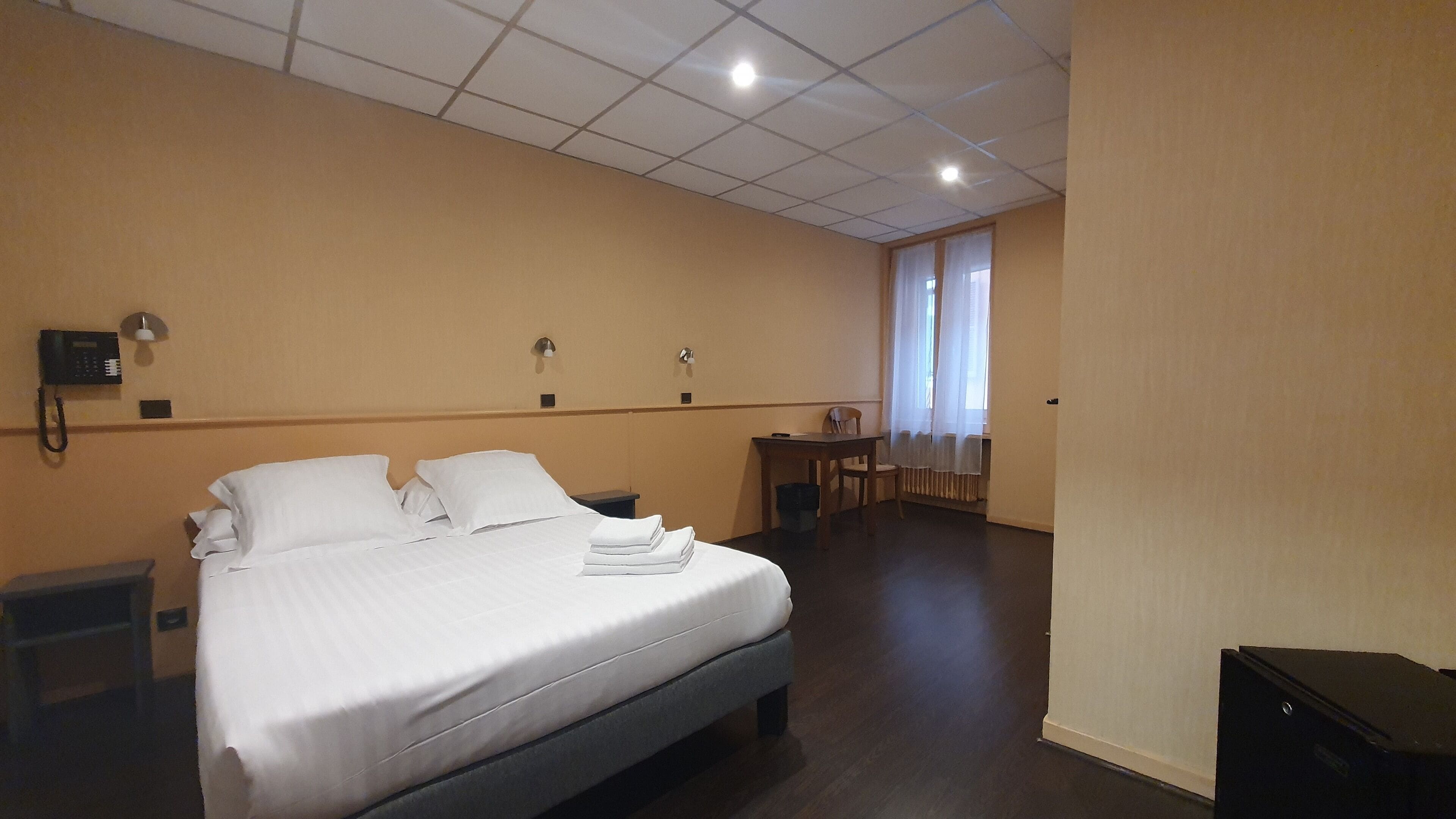 standard double room, 1 double bed, non smoking | 1 bedroom, minibar, soundproofing, free wifi