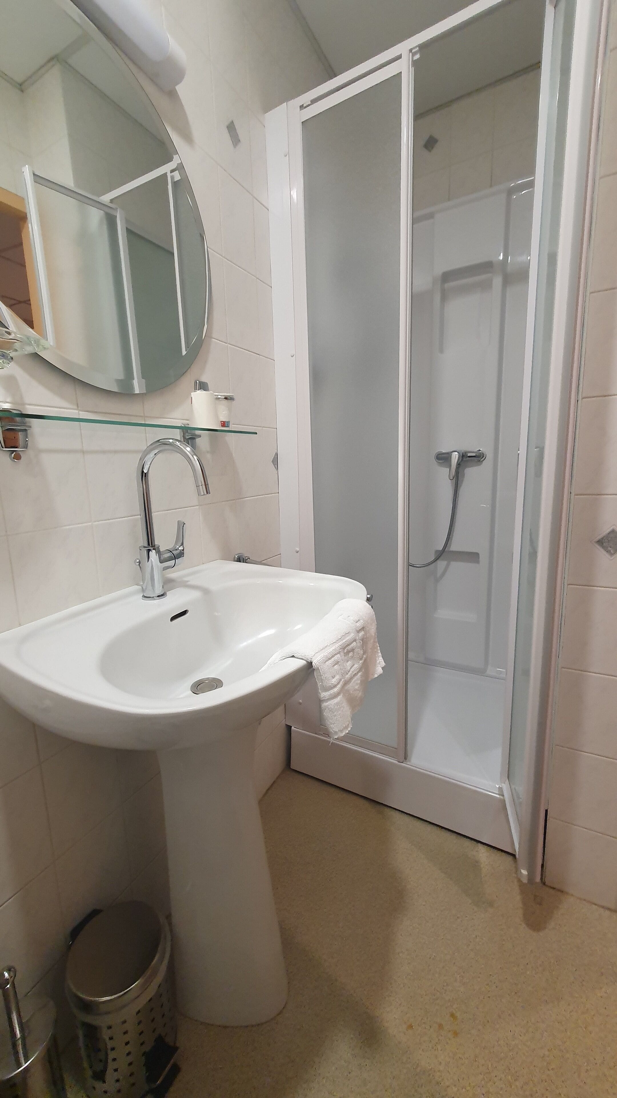 standard double room, 1 double bed, non smoking | bathroom | shower, towels, soap, shampoo