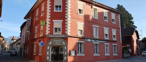 Lunch and dinner served, French cuisine